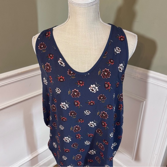 Tops - LOFT Outlet  NWT Ann Taylor women’s size medium V Neck sleeveless with flowers